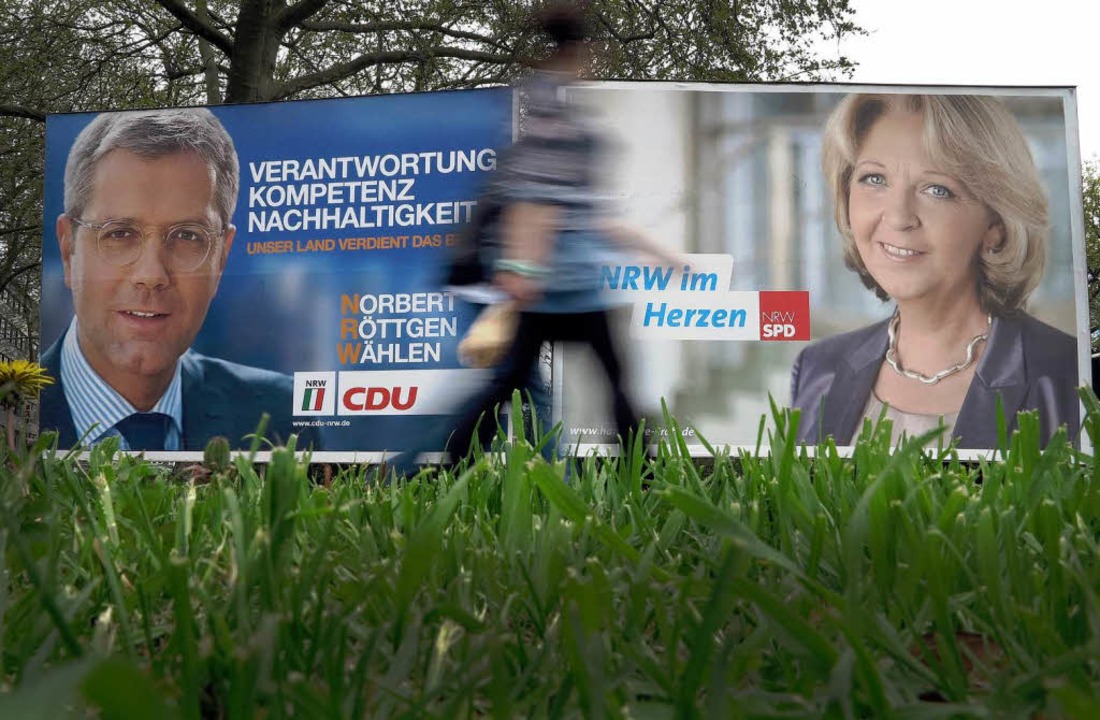 Faltenfreie Gesichter, glatte Slogans: Wahlplakate in Duisburg  | Foto: dpa