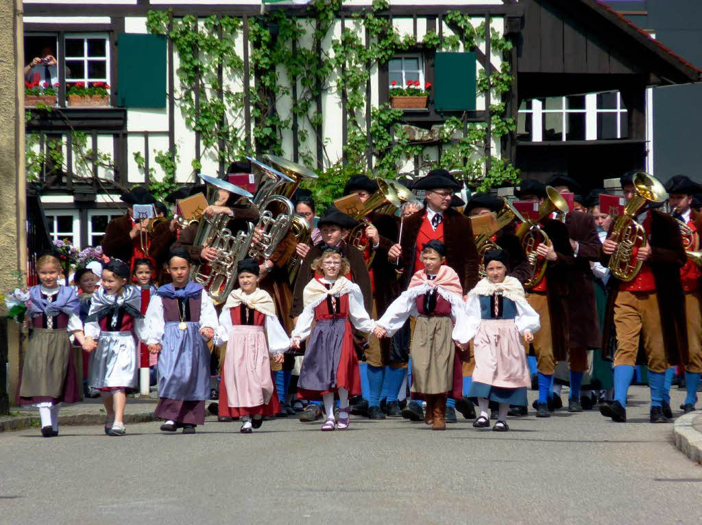 Die Hebemusik Hausen auf dem Weg zum Bahnhof, um die Basler Hebelfreunde abzuholen