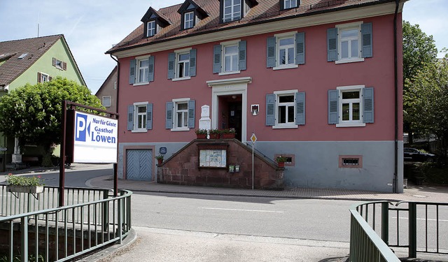 In Hhe Rathaus Drlinbach Richtung Lwen ist kein Fugngerberweg mglich.   | Foto: christoph breithaupt