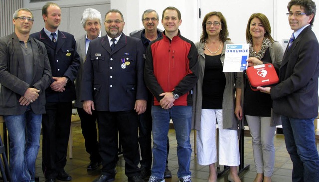 Viele Sponsoren haben die Anschaffung ...d (rechts) nahm das Gert in Empfang.   | Foto: Monika Rombach