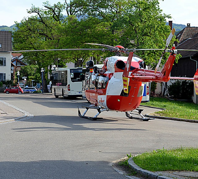 Mit dem Rettungshubschrauber wurde das...rige Kind in die Uniklinik  geflogen.   | Foto: SENF