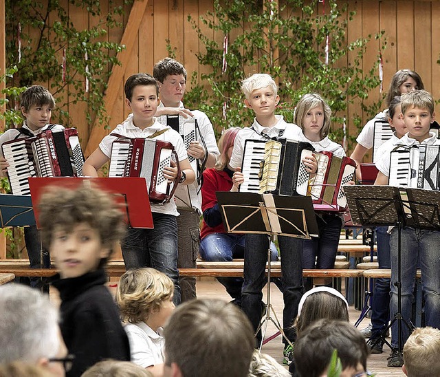Auch der Vereinsnachwuchs des Akkordeo...enwald fr musikalische Unterhaltung.   | Foto: Jrg Sauter