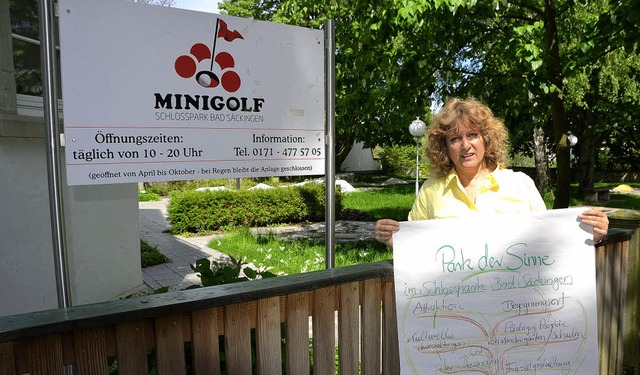 Sinneserfahrung statt Minigolf: Elke F...g des Minigolf-Areals im Schlosspark.   | Foto: Axel Kremp