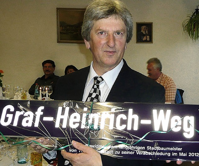 Unter anderem durfte Heinrich Graf ein Straenschild entgegennehmen.   | Foto: Peter Stellmach