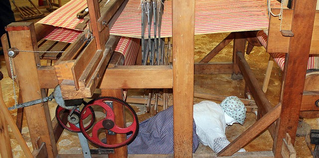 Eine Puppe unter einem Handwebstuhl  v...  der Wiesentler Textilindustrie war.  | Foto: Anja Bertsch