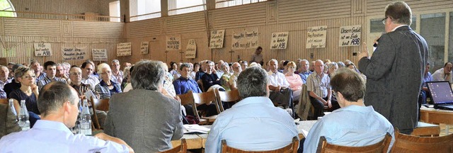 Artur Bugger (stehend)  fordert vor 15...rn einen schnellen Weiterbau der A98.   | Foto: Ralf H. Dorweiler