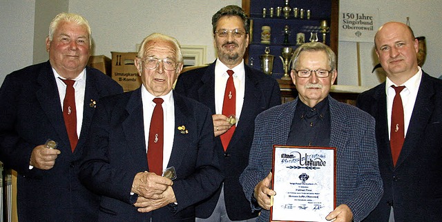 Der Vorsitzende Axel Killian (rechts) ...echts) fr ihre Treue zum Sngerbund.   | Foto: herbert trogus