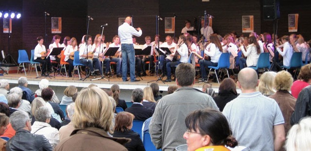 Mandolinenverein in der Konzertmuschel &#8211; das lockte viele an.   | Foto: Karig