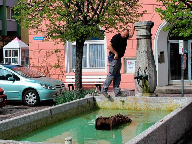 Kaputte Brunnenfigur und hoher Sachsch...rte gestern den Ort des Geschehens.     | Foto: Christa Maier