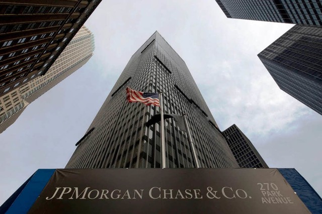 Sie sieht aus wie ein Bollwerk: Die Ze...-Investmentbank JP Morgan in New York.  | Foto: ddp