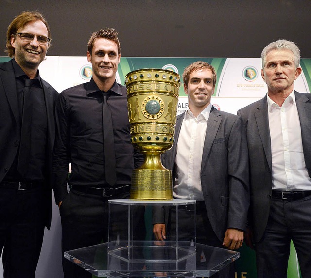 Wer bekommt ihn? Dortmunds Trainer Jr...ks) posieren schon mal mit dem Pokal.   | Foto: DPA