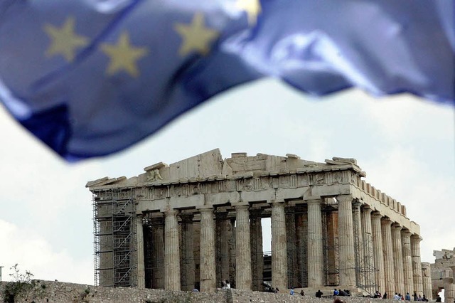 Die EU-Fahne weht auf der Akropolis in Athen &#8211; aber wie lange noch?  | Foto: dpa