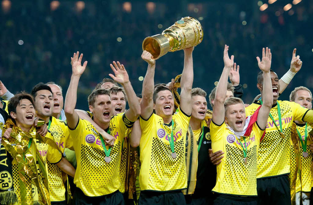 Siegesfeier von Borussia Dortmund: Torwart Roman Weidenfeller hlt den DFB-Pokal.