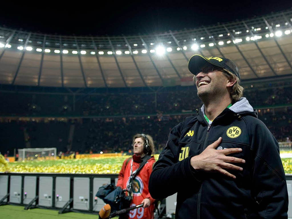 Dortmunds Trainer Juergen Klopp hlt sich die Hand an die Brust.