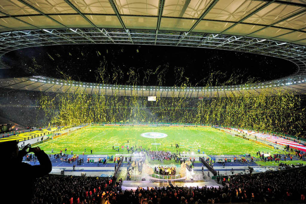 Dortmunds Spieler bekommen im ausverkauften Olympiastadion den DFB-Pokal berreicht.