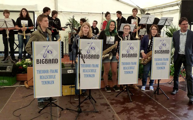 Die Bigband mit ihrem Dirigenten Steph...beim Schulmusiktreffen auf der Mainau   | Foto: Schule