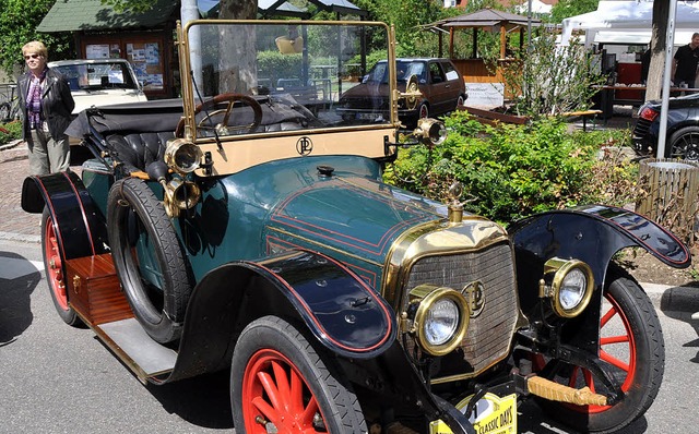 Das lteste Fahrzeug der Oldtimerrally...nger nutzten den Sonntag zum Bummeln.   | Foto: Steckmeister