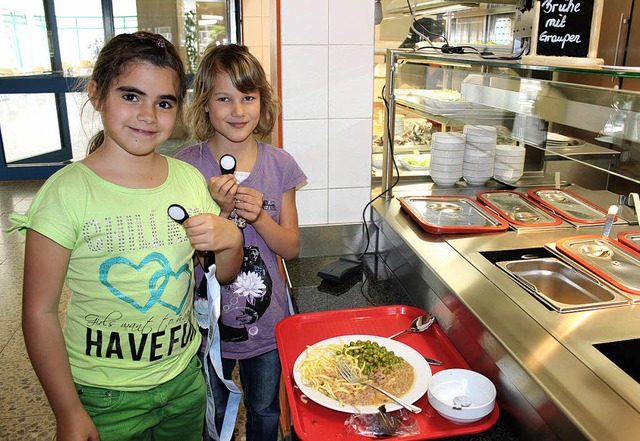 Melisa Celik aus der 2c  und Janine Je...n des Essenholen mit dem Bestellchip.   | Foto: horst david