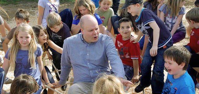 Brgermeister Jrgen Louis mit begeist...der auf dem neuen Abenteuerspielplatz   | Foto: Marion Domann