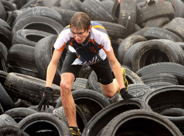 Jakob Schaal im Reifenstapel, den er b...ngman Run berwinden musste<ppp></ppp>  | Foto: Sportograf