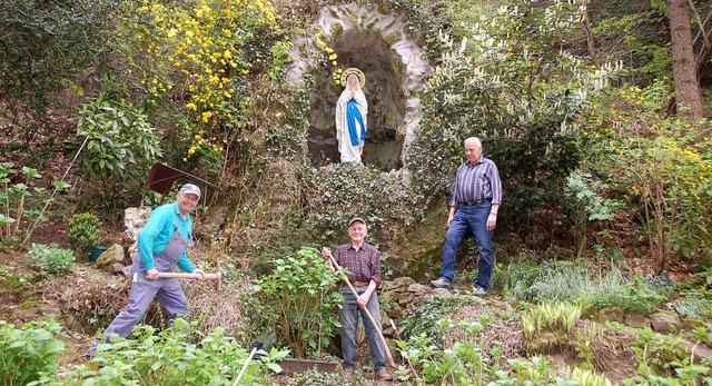 Jetzt sieht der Platz an der Grotte am...n links)  haben tatkrftig angepackt.   | Foto: Elfriede Mosmann