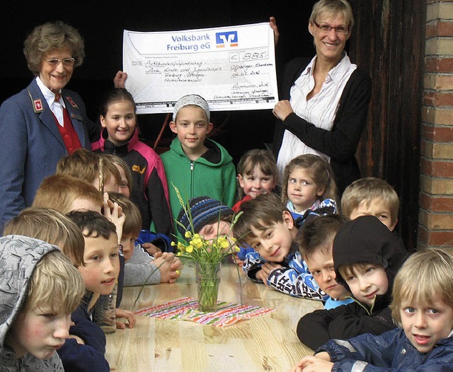 Dizesanleiterin Elisabeth Freifrau Sp...check. Im Vordergrund Kommunionkinder.  | Foto: Miriam Dippe