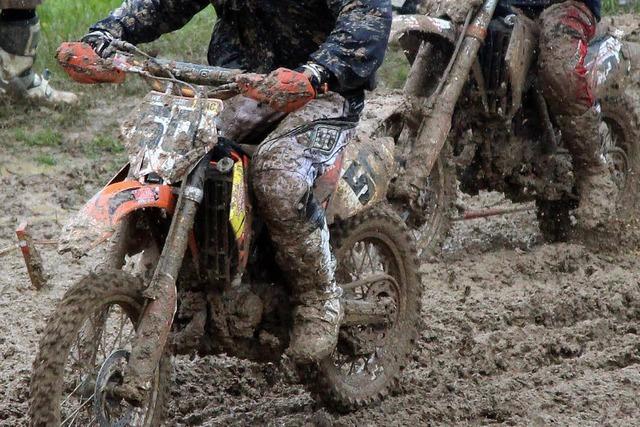 Menschen und Motoren im Matsch