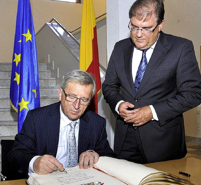 Jean-Claude Juncker (links)  trgt  si...ter schaut gespannt, was er schreibt.   | Foto: Volker Mnch