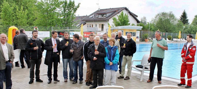 Ein Glschen auf das gelungene Werk ge...fnung des runderneuerten Schwimmbads.   | Foto: ulrike Hiller