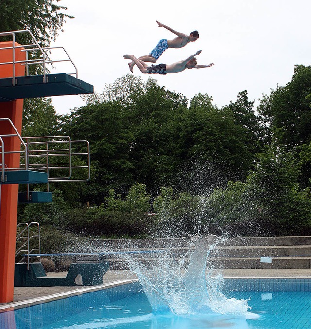 Trotz des kalten Wassers und der kalte... Jugendliche Spa auf dem Sprungturm.   | Foto: Hannah Klusmann