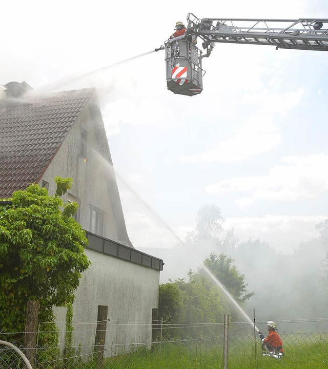 Die Flammen, die aus dem Dach schlugen...lutnester aufzuspren und zu lschen.   | Foto: Maja Tolsdorf