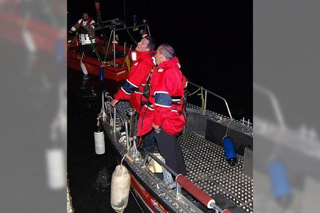Sportboot havariert - Feuerwehr im Einsatz auf dem Rhein