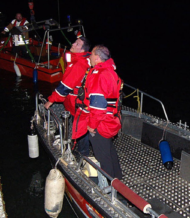 Am Kraftwerk Wyhlen wurde das Feuerwehrboot zu Wasser gelassen.   | Foto: Heinz Vollmar