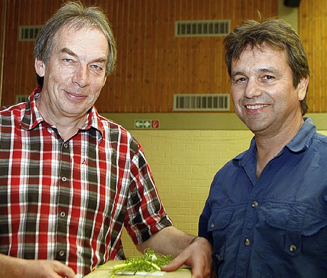 Manfred Nierlin wird vom TTC-Vorsitzenden Florian Bieber geehrt.  | Foto: Heidi Fssel