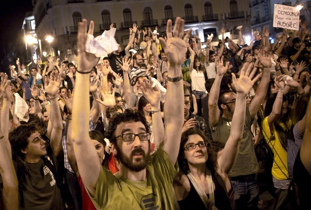 Demonstranten recken in Madrid um Mitt...nde zum &#8222;stummen Schrei&#8220;.   | Foto: dapd