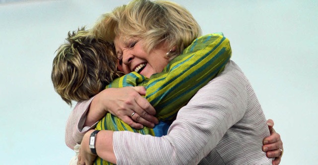 Die Siegerinnen Hannelore Kraft (SPD, ...ann (Grne)  liegen sich in den Armen.  | Foto: dpa