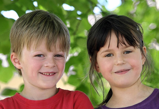 Lukas und Lena freuen sich ber ihre Auszeichnungen.  | Foto: Bastian Henning