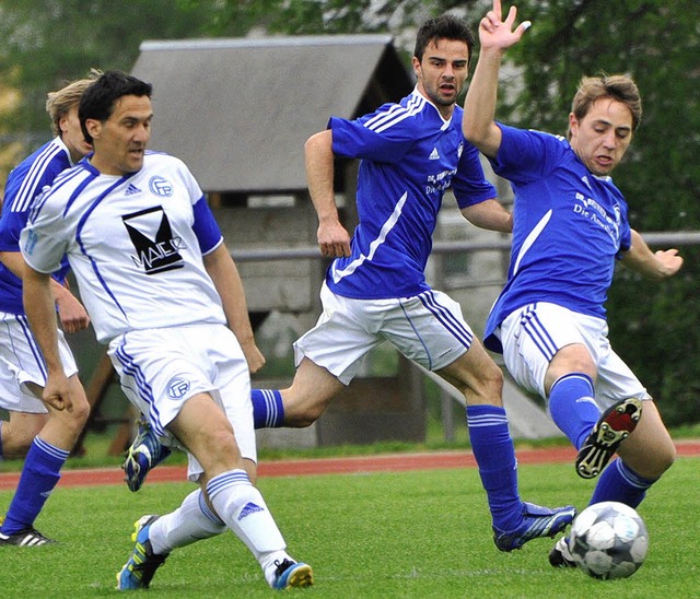 Die Blauen, hier Christoph Bruhn (rech...spt. Sie verloren das Spiel mit 0:3.   | Foto: Bernd Seger