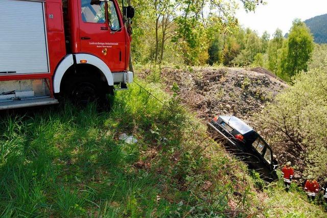 Mitten in Neustadt: Auto strzt 15 Meter ab