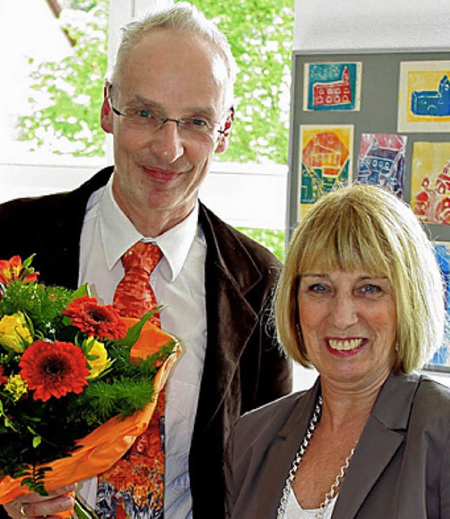 Rektor Bernhard Schmidt dankt Ingrid Meyerspeer.  | Foto: Evi Hoffmann