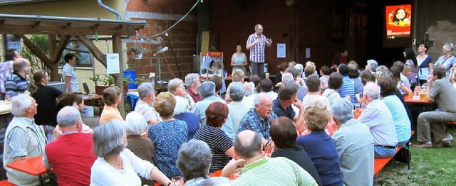 Matthias Rathmann begrte zum  Nordweiler Scheunenkino auf seinem Hof.  | Foto: Reiner Merz