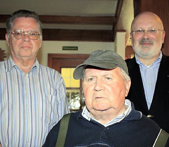 Hans Vogin (von links) und Helmut Holzer wurden von Winfried Hhmann geehrt.  | Foto: BZ