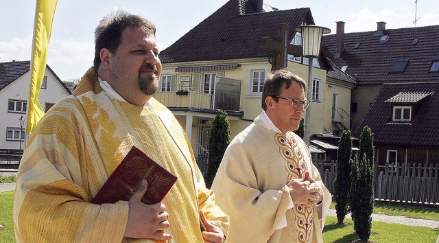 Feierlicher Einzug: Pfarrer Steffen Jelic (links) auf dem Weg zur Amtseinfhrung  | Foto: heidi fssel