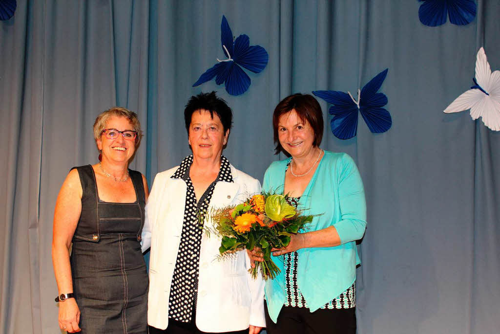 Mit der Ehrennadel des MHTG  zeichnete  Eleonore Schmid (Mitte) Christel Hirt (links) und Brigitta Grosch-Neumann (rechts) aus.
