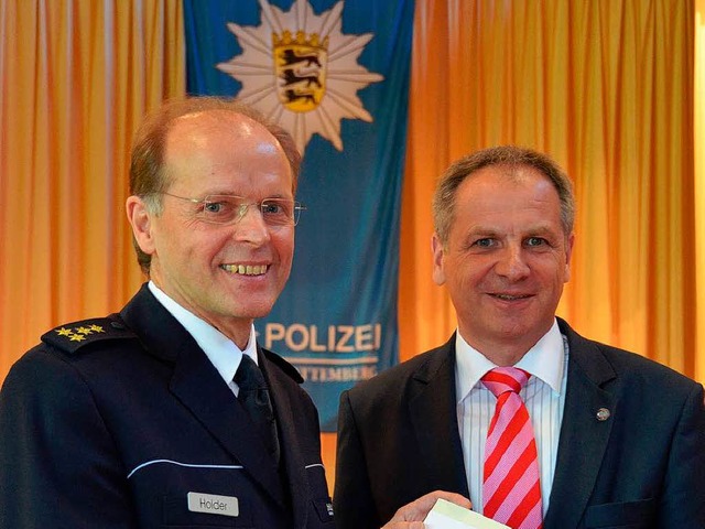 Innenminister Gall (rechts) verabschiedet Polizeidirektor Holder  | Foto: hans-jrgen trul