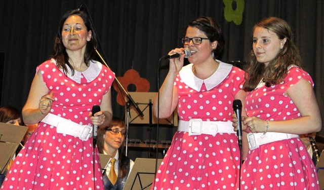 Im Petticoat kamen Christiane Rein, El...in Lied der Andrew Sisters zu singen.   | Foto: Adelbert Mutz