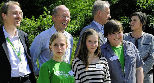 Gruppenbild mit jungem Filmteam: Rebec...und Kinderdorfleiterin Karin Schfer.   | Foto: Beatrice Ehrlich