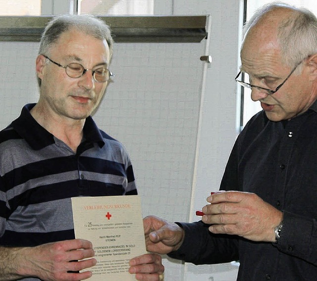 25 Mal hat Manfred Ruf (links)  Blut g...s  Urkunde von Ortsvorsteher  Koger.    | Foto: Hege