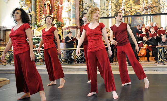 Die Tanzformation von Bettina Ins Truffat interpretierte Gebete in Bewegung.   | Foto: Franziska Lffler