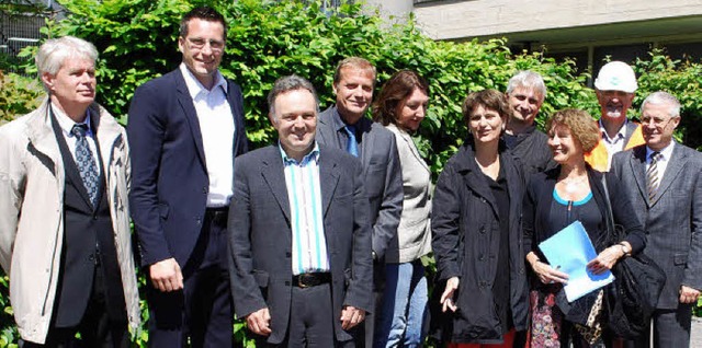 Die grne Landtagsdelegation mit  Josh...r  Koger (links) am Friedlinger Zoll.   | Foto: Thomas Loisl Mink